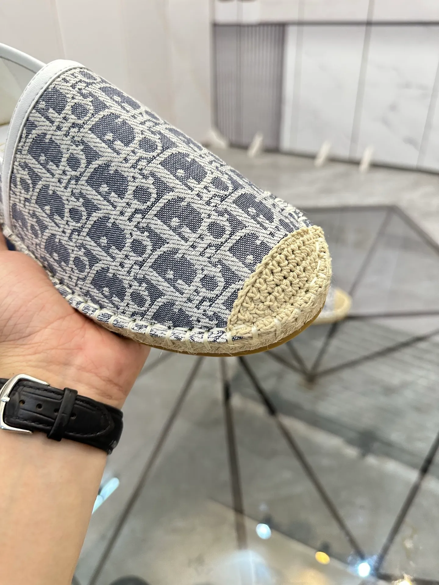 Men's shoes for sale 💰: 💰P400¥ Product trademark: Dior* "Dior*" low-top fisherman's shoes Regular size: 38-44 (can be customized to 37.45) Product materials: imported cowhide leather upper spliced ​​with original fabric, sheepskin lining, original outsole. Number: 1023